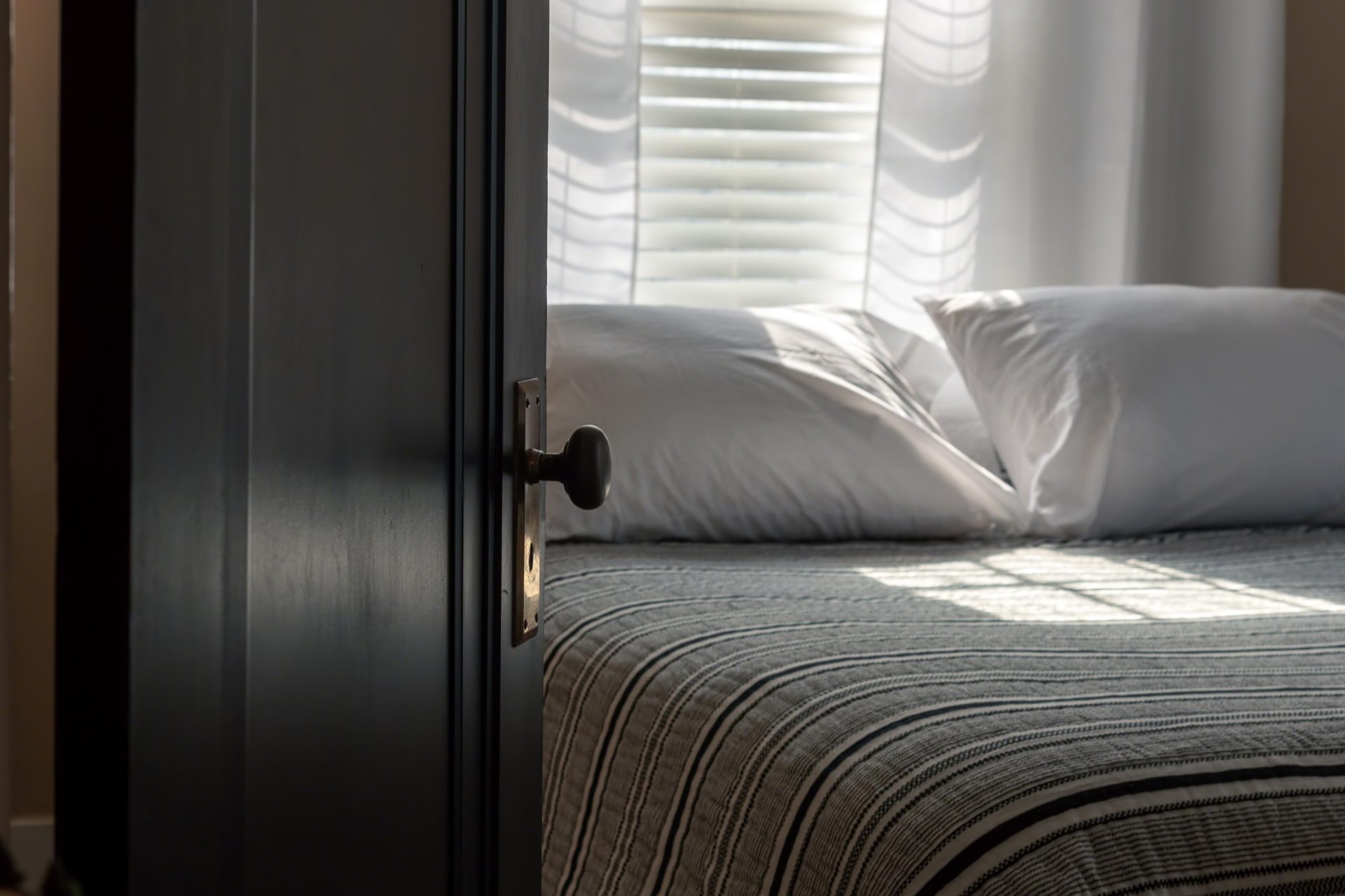 partially-open-bedroom-door-in-early-morning-hom-2023-11-27-05-30-02-utc